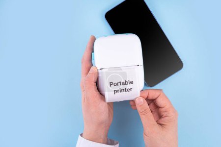 Tragbarer Fotodrucker, mobiles Thermo-Taschendruckergerät mit Laptop, Smartphone, mobilen Geräten und Thermo-Papierrolle mit tragbarem Druckertext