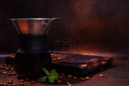 Chemex pratique cafetière à café, lent et goutte à goutte cafetière expresso, avec grains de café sur fond brun foncé espace de copie