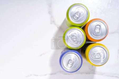 Foto de RTD Cóctel o mocktail, Listo para beber bebidas enlatadas en botellas de latas de colores, moda manera fácil de hacer cócteles - Imagen libre de derechos