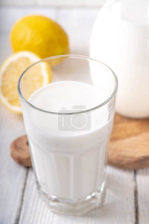 Téléchargez les photos : Kefir maison, babeurre ou yaourt. Probiotiques sains boisson laitière fermentée prébiotique - en image libre de droit
