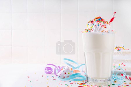 Pastel de cumpleaños batido o batido de bebida. Congelado casero pastel de cumpleaños blanco helado de vainilla cóctel flotante con crema batida, y coloridos chispas de azúcar, funfetti