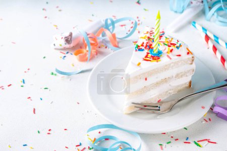 Foto de Tarta de cumpleaños rebanada en la mesa decorada fiesta de cumpleaños. Rebanada de pastel de cumpleaños con crema batida blanca, azúcar espolvorea funfetti y vela, espacio para copiar - Imagen libre de derechos