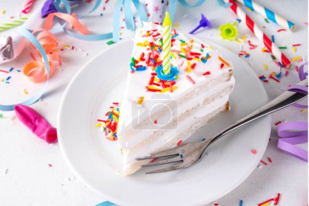 Foto de Tarta de cumpleaños rebanada en la mesa decorada fiesta de cumpleaños. Rebanada de pastel de cumpleaños con crema batida blanca, azúcar espolvorea funfetti y vela, espacio para copiar - Imagen libre de derechos
