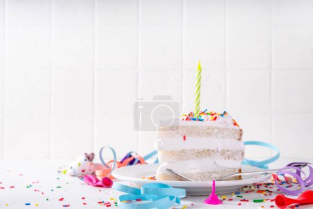 Tarta de cumpleaños rebanada en la mesa decorada fiesta de cumpleaños. Rebanada de pastel de cumpleaños con crema batida blanca, azúcar espolvorea funfetti y vela, espacio para copiar