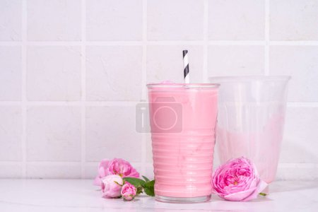 Foto de Rosa batido de flores, asiática Luna bebida de leche. Cóctel rosa matcha con pétalos de rosa. - Imagen libre de derechos