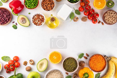 Portfolio Dieta, la reducción equilibrada de los alimentos veganos colesterol, incluyendo frutos secos, proteínas vegetales, esteroles vegetales, fibra viscosa, frijoles, legumbres, verduras frescas y frutas en el espacio de copia de fondo blanco