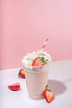 Téléchargez les photos : Milkshake ou smoothie aux fraises, cocktail de fruits d'été aux fraises fraîches, sur fond rose blanc, bannière ou fond de menu de bar, maquette de boissons au café - en image libre de droit