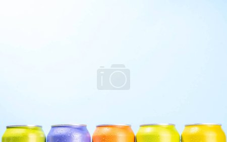 Foto de RTD Cóctel o mocktail, Listo para beber bebidas enlatadas en botellas de latas de colores, moda manera fácil de hacer cócteles - Imagen libre de derechos