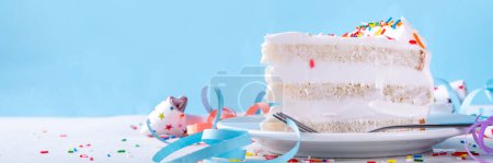 Tarta de cumpleaños rebanada en la mesa decorada fiesta de cumpleaños. Rebanada de pastel de cumpleaños con crema batida blanca, azúcar espolvorea funfetti y vela, espacio para copiar