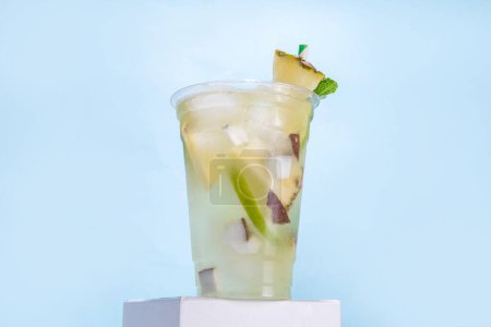 Ananas-Kokos-Limonade-Mojito-Drink, Sommer-Eiscocktail, Mocktail mit frischem Obst und Säften