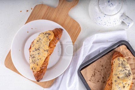 Trendy French Sweet Dessertgebäck Crookie, eine Mischung aus Croissant mit süßen Butterkeksen mit Schokoladentropfen Teigfüllung gebacken und Glasur Cookie Croissant (Le Crookie) Virales Rezept
