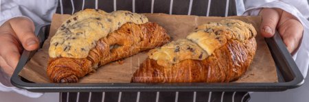 Crookie de postre dulce francés de moda, un híbrido de croissant con galletas de mantequilla dulce con gotas de chocolate masa al horno relleno y glaseado Cookie Croissant (Le Crookie) Receta viral