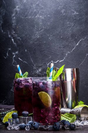 Sommerkühlgetränk Blaubeere Zitrusfrüchte, Eisbeermojito-Limonade-Cocktail mit Blaubeeren, Minze und Limette