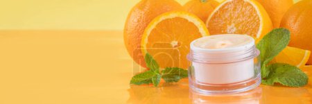 Naranja cítricos Vitamina C cuidado de la cara - crema, suero. mascarilla, limpiador facial, hidratante antioxidante cuidado de la cara y maquillaje concepto, con rodajas de fruta de naranja fresca