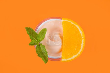 Orange Citrus Vitamin C Gesichtspflege - Creme, Serum. Maske, Gesichtsreiniger, antioxidative Feuchtigkeitscreme für die Haut Gesichtspflege und Make-up-Konzept, mit frischen Orangenschnitten