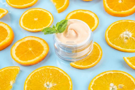 Naranja cítricos Vitamina C cuidado de la cara - crema, suero. mascarilla, limpiador facial, hidratante antioxidante cuidado de la cara y maquillaje concepto, con rodajas de fruta de naranja fresca