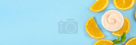Orange Citrus Vitamin C Gesichtspflege - Creme, Serum. Maske, Gesichtsreiniger, antioxidative Feuchtigkeitscreme für die Haut Gesichtspflege und Make-up-Konzept, mit frischen Orangenschnitten