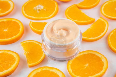 Orange agrumes Vitamine C soin du visage - crème, sérum. masque, nettoyant pour le visage, hydratant antioxydant soin du visage et maquillage concept, avec des tranches de fruits frais orange