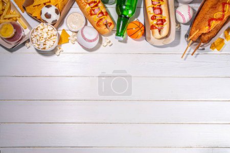 Traditionelle Sportstadion Lebensmittel und Bier Hintergrund, Set von verschiedenen Baseball, Basketball, Fußballfans und Stadion-Snacks, Chips, Soßen, Hot Dogs mit Bierflaschen und Fan-Accessoires 