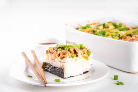 Philadelphia Sushi Bake Recipe Casserole de riz, fromage à la crème, truite saumon, algues, avocat, sauce, oignon vert. Servi avec des feuilles de nori grillées comme taco