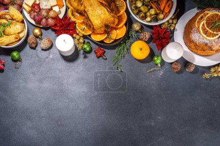 Weihnachts- oder Neujahrsessen auf dunklem Tisch. Set traditioneller Weihnachtsgeschirr - Pannetone, gebackenes Huhn, Gemüse, Kartoffeln, Käse und Obst Teller, Kopierraum von oben