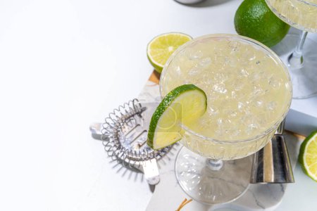 Bebida agria de ginebra de limón alcohólica. Limonada martini alcohol cóctel alcohólico decorado con cal, espacio de copia de fondo blanco