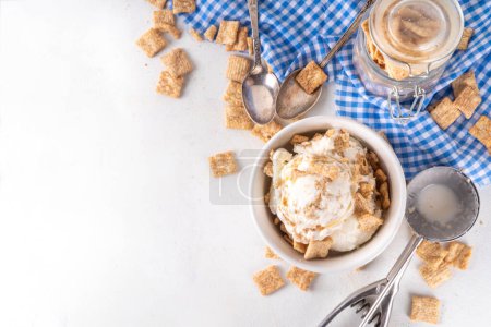 Zimt-Toast Crunch-Eis mit Zimtzucker und Karamell, kleine Portionsschüssel mit viel Zimt-Toast-Müsli-Mischung 