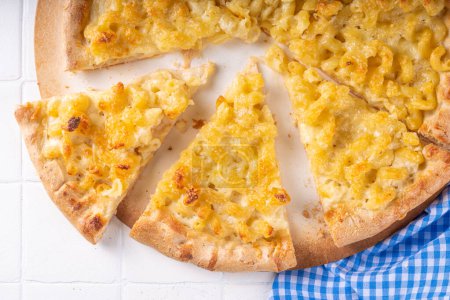 Savoureux macaroni américain et pizza au fromage, sur fond de table de cuisine blanche