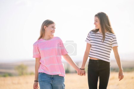 Foto de Dos lesbianas amigos vinculando manos. - Imagen libre de derechos