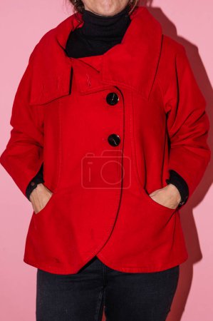 Foto de Mujer mostrando la chaqueta que quiere vender de segunda mano en un sitio web de ropa usada. - Imagen libre de derechos