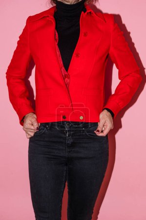 Foto de Mujer mostrando la chaqueta que quiere vender de segunda mano en un sitio web de ropa usada. - Imagen libre de derechos