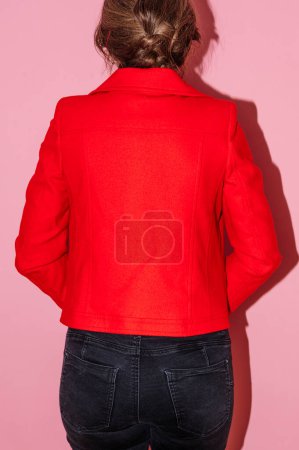 Téléchargez les photos : Femme montrant la veste qu'elle veut vendre d'occasion sur un site de vêtements d'occasion. - en image libre de droit