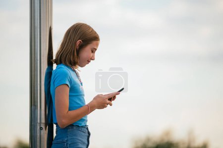 Téléchargez les photos : La fille qui écrit sur un téléphone intelligent. - en image libre de droit