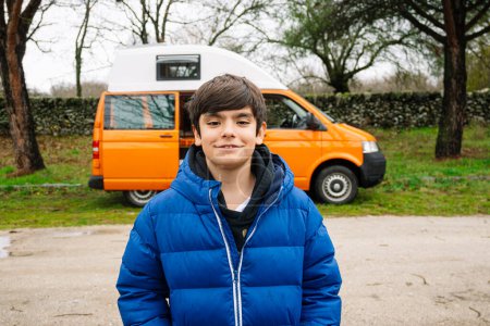 Téléchargez les photos : Portrait du garçon à côté du camping-car. - en image libre de droit