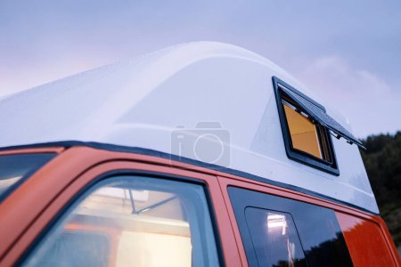 Téléchargez les photos : Fenêtre thermique du camping-car. - en image libre de droit