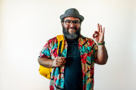 Foto de Hombre barbudo con camisa y mochila hawaianas - Imagen libre de derechos