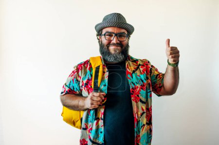Téléchargez les photos : Homme barbu en chemise hawaïenne et sac à dos - en image libre de droit