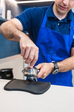 Téléchargez les photos : Barista professionnel qui prépare un café latte dans sa petite entreprise. - en image libre de droit