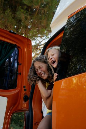 Téléchargez les photos : Les enfants heureux s'amusent lors d'une merveilleuse journée de camping. Concept Vanlife. - en image libre de droit