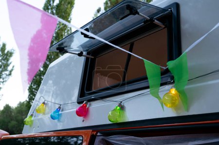 Téléchargez les photos : Fenêtre ouverte du camping-car pour les loisirs. Concept de vie Van. - en image libre de droit