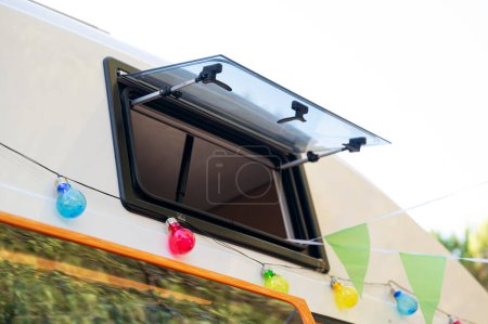 Téléchargez les photos : Fenêtre ouverte du camping-car pour les loisirs. Concept de vie Van. - en image libre de droit