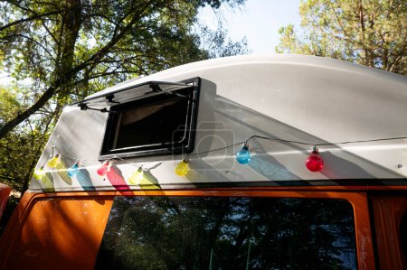 Foto de La ventana de la furgoneta en un día maravilloso en el campamento. Concepto Van Life. - Imagen libre de derechos