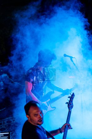Foto de Grupo de rock and roll actuando en directo por la noche - Imagen libre de derechos