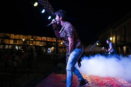 Téléchargez les photos : Rock and roll group performing live at night - en image libre de droit