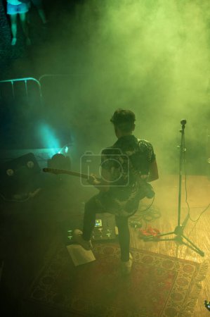 Téléchargez les photos : Rock and roll groupe performer en direct la nuit - en image libre de droit