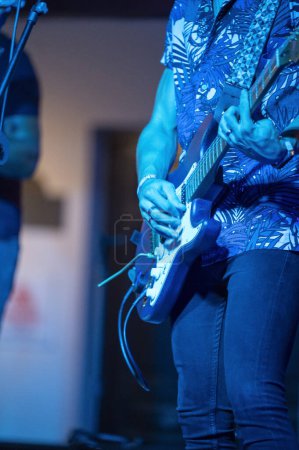 Téléchargez les photos : Rock and roll groupe performer en direct la nuit - en image libre de droit