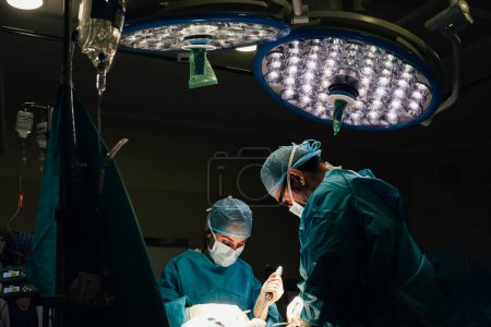 Téléchargez les photos : Team of Surgeons Operating in the Hospital. Healthcare concept - en image libre de droit