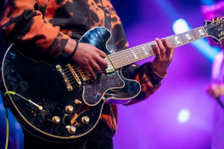 Téléchargez les photos : Guitariste jouant lors d'un concert live. - en image libre de droit