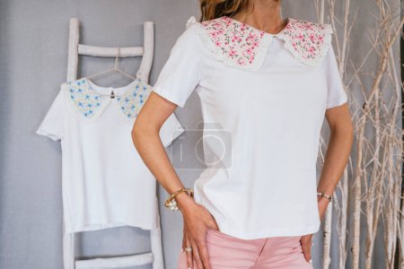 Foto de Mujer mostrando ropa que quiere vender de segunda mano en un sitio web de ropa usada. - Imagen libre de derechos