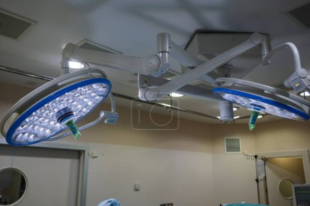 Téléchargez les photos : Lampes dans la salle d'opération de l'hôpital. concept de santé - en image libre de droit